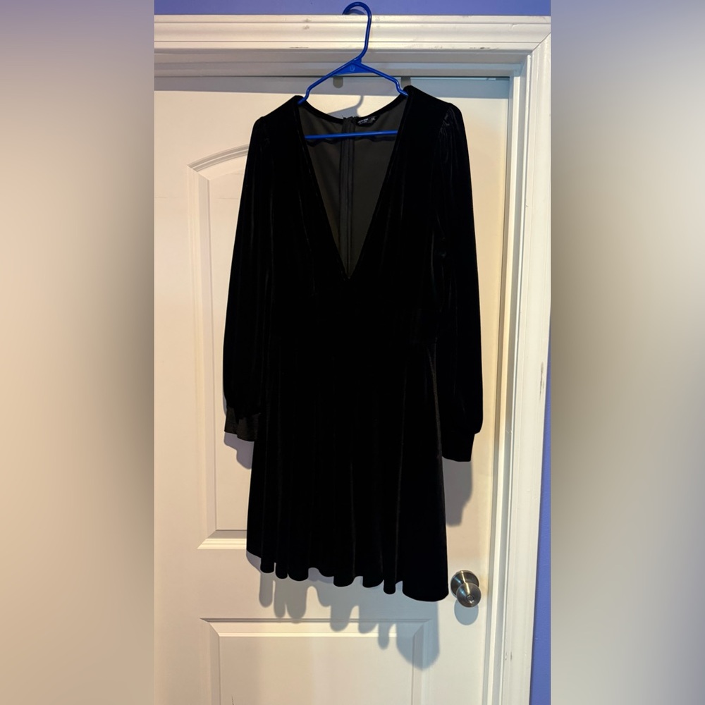 Elegant Black Velvet Long Sleeve Dress